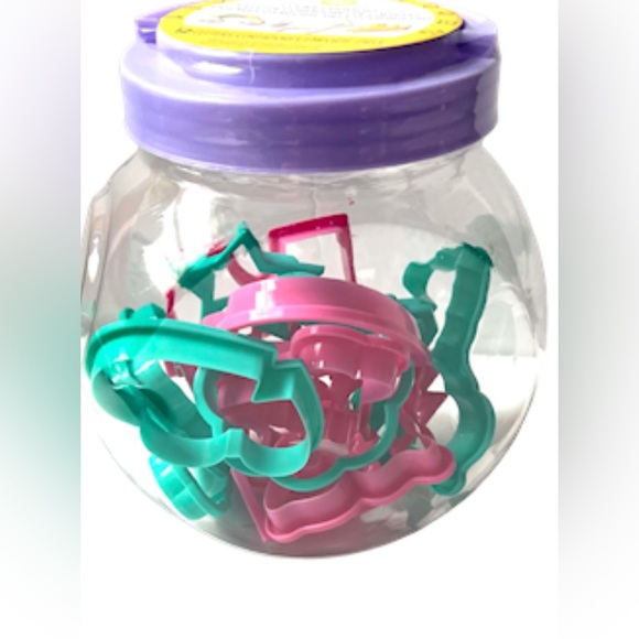 ⭐️ NEW Wilton 12pc Cookie Cutter Set (Princess Themed) - Picture 3 of 8